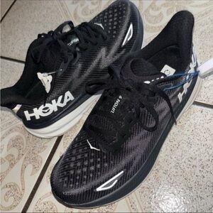 Hoka Men’s Clifton 9 in black & white size 7.5D New No Box